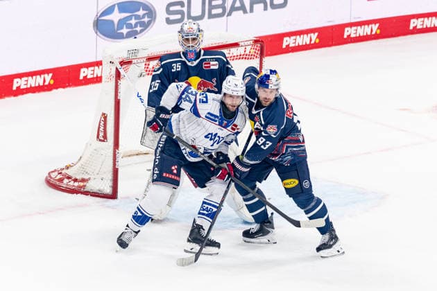 Maximilian Kastner (EHC Red Bull Muenchen, 93) verteidigt gegen Tom Kuehnhackl (Adler Mannheim, 34) vor dem Tor von Mathias Niederberger (Torwart, EHC Red Bull Muenchen, 35) GER, EHC Red Bull Muenchen vs. Adler Mannheim, Eishockey, DEL, Saison 2026 2027, 1. Spieltag, 18.09.2026. Foto: HMB Media Franz Feiner Copyright: HMBxMedia FranzxFeiner