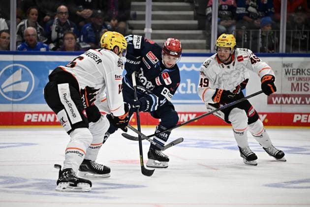 (v.l.n.r.) Konrad Abeltshauser (Loewen Frankfurt 16) Curtis Valk (Schwenninger Wild Wings) Michael Joyaux (Loewen Frankfurt 49) Schwenninger Wild Wings gegen Loewen Frankfurt, DEL, Hauptrunde, Spiel 1, Saison 2026 2027, 20260918 Schwenninger Wild Wings gegen Loewen Frankfurt, DEL, Hauptrunde, Spiel 1, Saison 2026 2027, 20260918 Schwenningen Copyright: xEibner-Pressefoto SvenxLaeglerx EP_SVL
