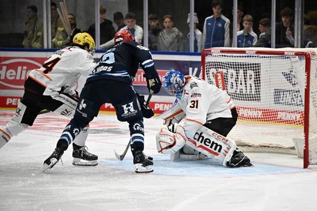 (v.l.n.r.) Vadim Schreiner (Schwenninger Wild Wings) Adam Scheel (Loewen Frankfurt 31) pariert einen Schuss Schwenninger Wild Wings gegen Loewen Frankfurt, DEL, Hauptrunde, Spiel 1, Saison 2026 2027, 20260918 Schwenninger Wild Wings gegen Loewen Frankfurt, DEL, Hauptrunde, Spiel 1, Saison 2026 2027, 20260918 Schwenningen Copyright: xEibner-Pressefoto SvenxLaeglerx EP_SVL
