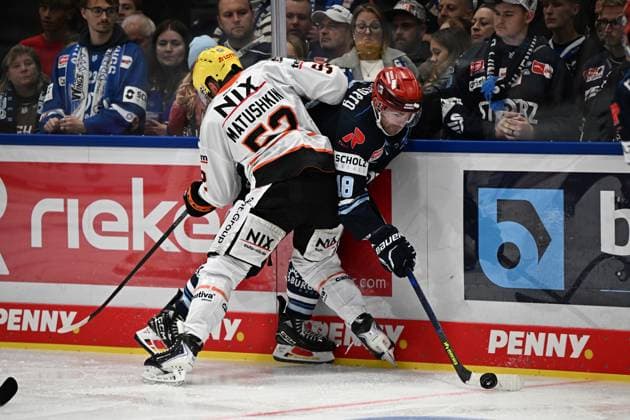 (v.l.n.r.) Maksim Matushkin (Loewen Frankfurt 52) Eric Cornel (Schwenninger Wild Wings) Schwenninger Wild Wings gegen Loewen Frankfurt, DEL, Hauptrunde, Spiel 1, Saison 2026 2027, 20260918 Schwenninger Wild Wings gegen Loewen Frankfurt, DEL, Hauptrunde, Spiel 1, Saison 2026 2027, 20260918 Schwenningen Copyright: xEibner-Pressefoto SvenxLaeglerx EP_SVL