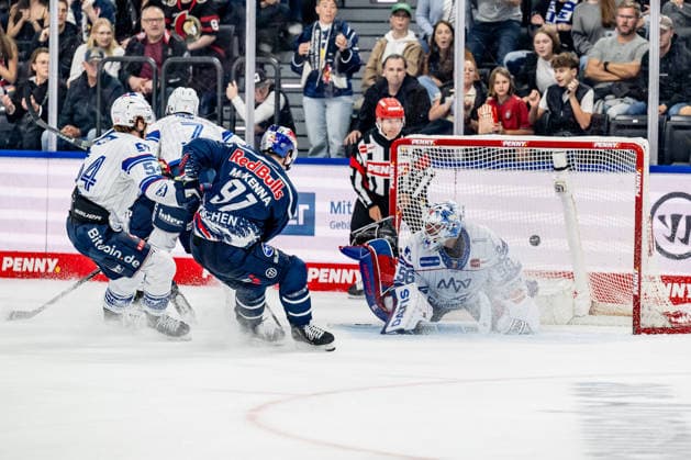 Jeremy McKenna (EHC Red Bull Muenchen, 91) beobachtet, wie der Puck zum 3:1 im Tor von Maximilian Franzreb (Torwart, Adler Mannheim, 56) einschlaegt GER, EHC Red Bull Muenchen vs. Adler Mannheim, Eishockey, DEL, Saison 2026 2027, 1. Spieltag, 18.09.2026. Foto: HMB Media Heike Feiner Copyright: HMBxMedia HeikexFeiner
