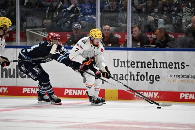(v.l.n.r.) Curtis Valk (Schwenninger Wild Wings) 14 Ty Glover (Loewen Frankfurt 7) Schwenninger Wild Wings gegen Loewen Frankfurt, DEL, Hauptrunde, Spiel 1, Saison 2026 2027, 20260918 Schwenninger Wild Wings gegen Loewen Frankfurt, DEL, Hauptrunde, Spiel 1, Saison 2026 2027, 20260918 Schwenningen Copyright: xEibner-Pressefoto SvenxLaeglerx EP_SVL