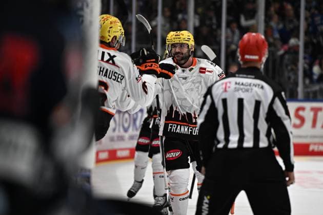 Jubel bei (v.l.n.r.) Ty Glover (Loewen Frankfurt 7) Matthew Wedman (Loewen Frankfurt 67) Schwenninger Wild Wings gegen Loewen Frankfurt, DEL, Hauptrunde, Spiel 1, Saison 2026 2027, 20260918 Schwenninger Wild Wings gegen Loewen Frankfurt, DEL, Hauptrunde, Spiel 1, Saison 2026 2027, 20260918 Schwenningen Copyright: xEibner-Pressefoto SvenxLaeglerx EP_SVL