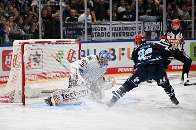 (v.l.n.r.) Adam Scheel (Loewen Frankfurt 31) Boaz Bassen (Schwenninger Wild Wings) 64 Schwenninger Wild Wings gegen Loewen Frankfurt, DEL, Hauptrunde, Spiel 1, Saison 2026 2027, 20260918 Schwenninger Wild Wings gegen Loewen Frankfurt, DEL, Hauptrunde, Spiel 1, Saison 2026 2027, 20260918 Schwenningen Copyright: xEibner-Pressefoto SvenxLaeglerx EP_SVL