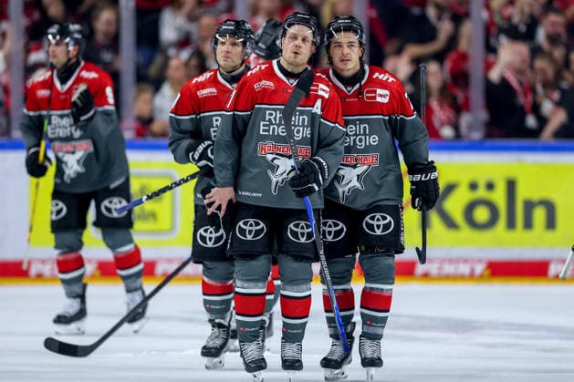 18.09.2026, Eishockey, DEL, Kölner Haie - Grizzlys Wolfsburg, 1.Spieltag, Saison 2026 27, Lanxess-Arena Köln: 18.09.2026, Eishockey, DEL, Kölner Haie - Grizzlys Wolfsburg, 1.Spieltag, Saison 2026 27, Lanxess-Arena Köln: Enttäuschte Gesichter nach der 4:8 Niederlage Juhani Tyrväinen (Koelner Haie 21) neben Daniel Fischbuch (Koelner Haie 71) Nordrhein-Westfalen Deutschland