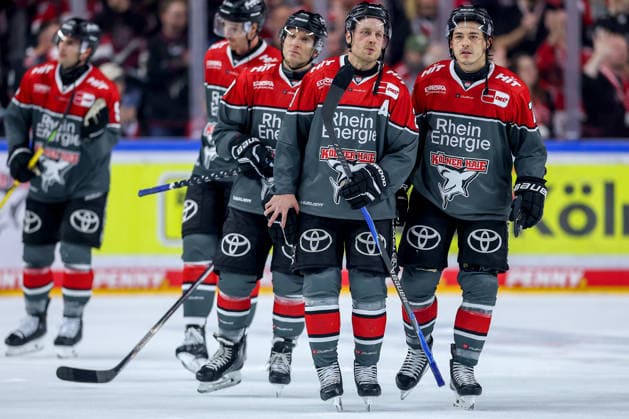18.09.2026, Eishockey, DEL, Kölner Haie - Grizzlys Wolfsburg, 1.Spieltag, Saison 2026 27, Lanxess-Arena Köln: 18.09.2026, Eishockey, DEL, Kölner Haie - Grizzlys Wolfsburg, 1.Spieltag, Saison 2026 27, Lanxess-Arena Köln: Enttäuschte Gesichter nach der 4:8 Niederlage Juhani Tyrväinen (Koelner Haie 21) neben Daniel Fischbuch (Koelner Haie 71) Nordrhein-Westfalen Deutschland