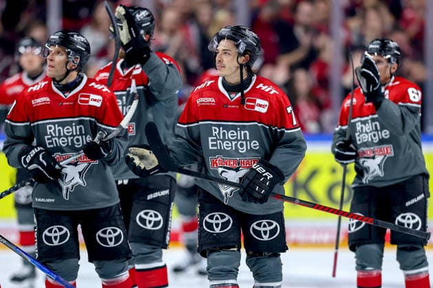 18.09.2026, Eishockey, DEL, Kölner Haie - Grizzlys Wolfsburg, 1.Spieltag, Saison 2026 27, Lanxess-Arena Köln: 18.09.2026, Eishockey, DEL, Kölner Haie - Grizzlys Wolfsburg, 1.Spieltag, Saison 2026 27, Lanxess-Arena Köln: Enttäuschte Gesichter nach der 4:8 Niederlage Daniel Fischbuch (Koelner Haie 71) bedankt sich bei den Zuschauern Nordrhein-Westfalen Deutschland
