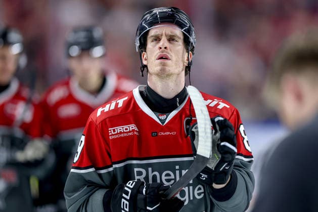 18.09.2026, Eishockey, DEL, Kölner Haie - Grizzlys Wolfsburg, 1.Spieltag, Saison 2026 27, Lanxess-Arena Köln: 18.09.2026, Eishockey, DEL, Kölner Haie - Grizzlys Wolfsburg, 1.Spieltag, Saison 2026 27, Lanxess-Arena Köln: Enttäuschte Gesichter nach der 4:8 Niederlage Gregor MacLeod (Koelner Haie 89) bedankt sich bei den Zuschauern Nordrhein-Westfalen Deutschland