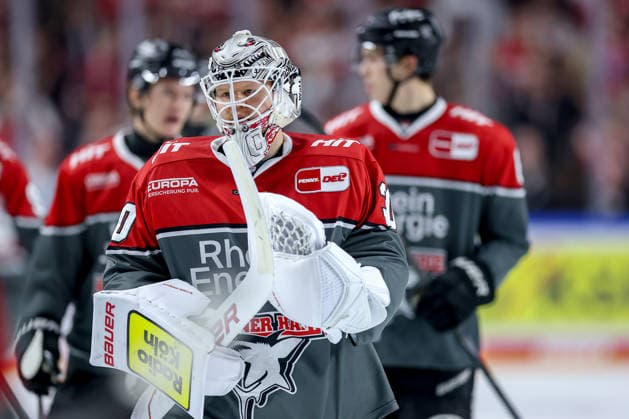 18.09.2026, Eishockey, DEL, Kölner Haie - Grizzlys Wolfsburg, 1.Spieltag, Saison 2026 27, Lanxess-Arena Köln: 18.09.2026, Eishockey, DEL, Kölner Haie - Grizzlys Wolfsburg, 1.Spieltag, Saison 2026 27, Lanxess-Arena Köln: Enttäuschte Gesichter nach der 4:8 Niederlage Goalie Janne Juvonen (Koelner Haie 30) Nordrhein-Westfalen Deutschland