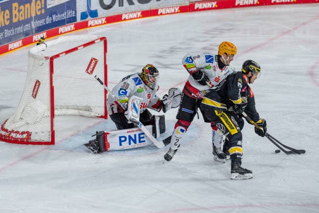 Kristers Gudlevskis (Fischtown Pinguins Bremerhaven, 30) wartet auf den Schuss, Akito Hirose (Fischtown Pinguins Bremerhaven, 02) im Zweikampf mit Tanner Kero (Krefeld Pinguine, 16) Krefeld Pinguine vs. Pinguins Bremerhaven, Eishockey, PENNY DEL, 1. Spieltag, Spielzeit 2026 2027, 18.09.2026 Krefeld Pinguine vs. Pinguins Bremerhaven, Eishockey, PENNY DEL, 1. Spieltag, Spielzeit 2026 2027, 18.09.2026 Krefeld Copyright: xEibner-Pressefoto LukasxBaldygax EP_LBA
