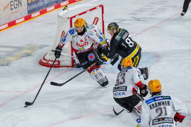 Ludwig Bystroem (Fischtown Pinguins Bremerhaven, 17) im Zweikampf mit Philip Gogulla (Krefeld Pinguine, 87) vor dem Tor, Maxim RAusch (Fischtown Pinguins Bremerhaven, 53), Nico Kraemmer (Fischtown Pinguins Bremerhaven, 21) Krefeld Pinguine vs. Pinguins Bremerhaven, Eishockey, PENNY DEL, 1. Spieltag, Spielzeit 2026 2027, 18.09.2026 Krefeld Pinguine vs. Pinguins Bremerhaven, Eishockey, PENNY DEL, 1. Spieltag, Spielzeit 2026 2027, 18.09.2026 Krefeld Copyright: xEibner-Pressefoto LukasxBaldygax EP_LBA