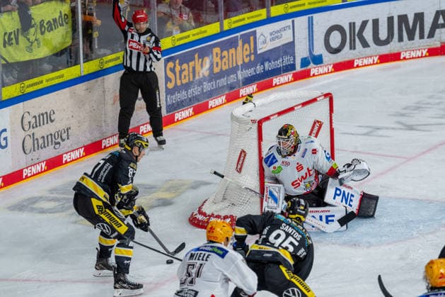Philip Gogulla (Krefeld Pinguine, 87) mit dem Puck vor dem Tor, Kristers Gudlevskis (Fischtown Pinguins Bremerhaven, 30) wartet auf den Schuss Krefeld Pinguine vs. Pinguins Bremerhaven, Eishockey, PENNY DEL, 1. Spieltag, Spielzeit 2026 2027, 18.09.2026 Krefeld Pinguine vs. Pinguins Bremerhaven, Eishockey, PENNY DEL, 1. Spieltag, Spielzeit 2026 2027, 18.09.2026 Krefeld Copyright: xEibner-Pressefoto LukasxBaldygax EP_LBA