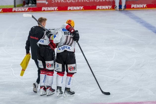 Ludwig Bystroem (Fischtown Pinguins Bremerhaven, 17) muss verletzt vom Eis und wird vom Betreuer und Roman Kechter (Fischtown Pinguins Bremerhaven, 10) vom Platz eskortiert Krefeld Pinguine vs. Pinguins Bremerhaven, Eishockey, PENNY DEL, 1. Spieltag, Spielzeit 2026 2027, 18.09.2026 Krefeld Pinguine vs. Pinguins Bremerhaven, Eishockey, PENNY DEL, 1. Spieltag, Spielzeit 2026 2027, 18.09.2026 Krefeld Copyright: xEibner-Pressefoto LukasxBaldygax EP_LBA