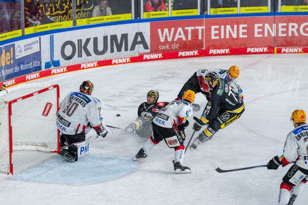 Kristers Gudlevskis (Fischtown Pinguins Bremerhaven, 30), C.J Suess wird zu Boden geschickt von 91 im Zweikampf beim Angriff, Akito Hirose (Fischtown Pinguins Bremerhaven, 02), Mick Koehler (Krefeld Pinguine, 77) Krefeld Pinguine vs. Pinguins Bremerhaven, Eishockey, PENNY DEL, 1. Spieltag, Spielzeit 2026 2027, 18.09.2026 Krefeld Pinguine vs. Pinguins Bremerhaven, Eishockey, PENNY DEL, 1. Spieltag, Spielzeit 2026 2027, 18.09.2026 Krefeld Copyright: xEibner-Pressefoto LukasxBaldygax EP_LBA