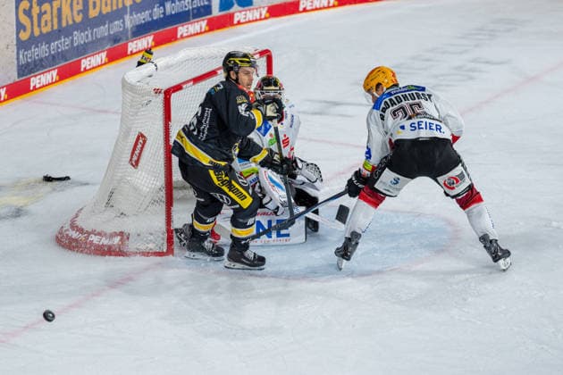 Tanner Kero (Krefeld Pinguine, 16) mit Alex Broadhurst (Fischtown Pinguins Bremerhaven, 25) im Zweikampf vor dem Tor, Kristers Gudlevskis (Fischtown Pinguins Bremerhaven, 30) Krefeld Pinguine vs. Pinguins Bremerhaven, Eishockey, PENNY DEL, 1. Spieltag, Spielzeit 2026 2027, 18.09.2026 Krefeld Pinguine vs. Pinguins Bremerhaven, Eishockey, PENNY DEL, 1. Spieltag, Spielzeit 2026 2027, 18.09.2026 Krefeld Copyright: xEibner-Pressefoto LukasxBaldygax EP_LBA