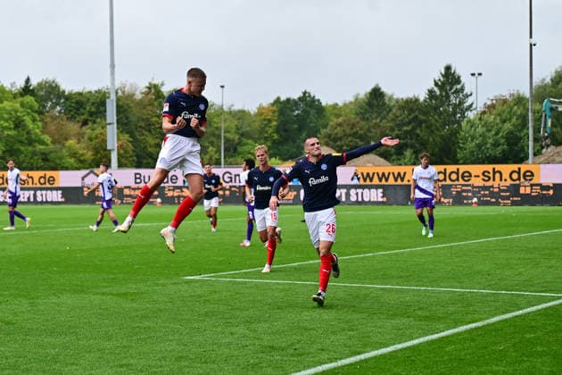19.09.2026, Fußball, Herren, 2.BL (Bundesliga), Saison 2026 2027, Holstein Kiel - VfL Osnabrück, 6. Spieltag, KSV, Holstein-Stadion Phil Harres trifft zum 1:0 und Holstein Kiel jubelt, nachdem Gyan de Regt den Elfmeter raus geholt hat Kiel, Holstein-Stadion Holstein-Stadion Schleswig-Holstein Deutschland