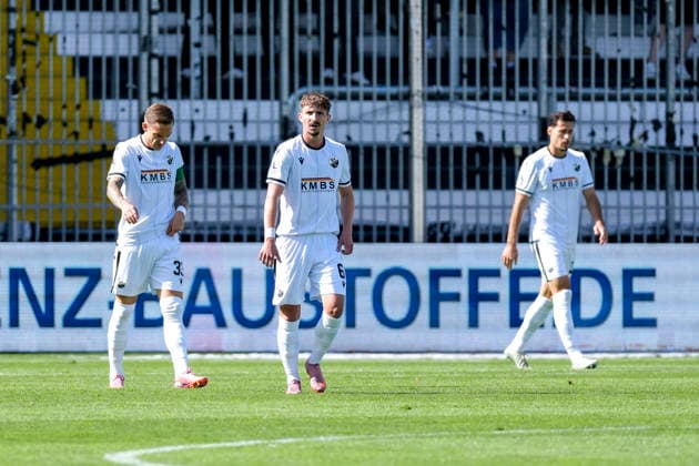 v.li.: Marco Kehl-Gomez (SVS, 33, Kapitän), Niklas Tarnat (SVS, 6), Lukas Mazagg (SVS, 21), Spieler vom SV Sandhausen (SVS), enttäuscht schauend, Enttäuschung, Frustration, disappointed, pessimistisch, nach dem Gegentor zum 1:1, Action, Aktion, Spielszene, 19.09.2026, Sandhausen (Deutschland), Fussball, Regionalliga Südwest, SV Sandhausen - SSV Ulm 1846