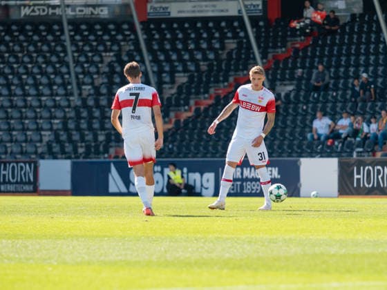 Enttaeuschung und Frust bei Lauri Lukas Penna (VfB Stuttgart II, 07) Veit Stange (VfB Stuttgart II, 31) nach Gegentor zum 0:2 durch Nassim Boujellab (SSV Jahn Regensburg, 10), enttaeuscht Emotion Gestik Geste GER, Fussball, VfB Stuttgart II vs. SSV Jahn Regensburg, Landesliga 2, 8. Spieltag, Leinfelden-Echterdingen, Saison 2026 2027, 19.09.2026 GER, Fussball, VfB Stuttgart II vs. SSV Jahn Regensburg, 3. Liga, 8. Spieltag, Saison 2026 2027, 19.09.2026 Leinfelden-Echterdingen Copyright: xCarstenxSchweringx EP_CSG