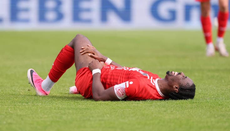 Erfurt, 19.09.2026, Arena Magdeburg, Fußball, Regionalliga Nordost , 10.Spieltag , FC Rot Weiss Erfurt vs. FC Erzgebirge Aue , Im Bild; Maxime Awoudja (6, Erfurt) muß wegen einer OberschenkelVerletzung behandelt und wenig später werden. , Nur zur redaktionellen Nutzung. Only editorial use. NOFV DFB regulations prohibit any use of photographs as image sequences and or quasi-video. ,