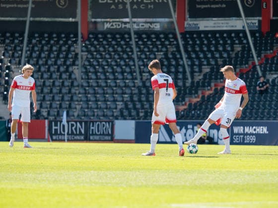 Enttaeuschung und Frust bei Tim van der Leij (VfB Stuttgart II, 09) Lauri Lukas Penna (VfB Stuttgart II, 07) Veit Stange (VfB Stuttgart II, 31) nach Gegentor zum 0:2 durch Nassim Boujellab (SSV Jahn Regensburg, 10), enttaeuscht Emotion Gestik Geste GER, Fussball, VfB Stuttgart II vs. SSV Jahn Regensburg, Landesliga 2, 8. Spieltag, Leinfelden-Echterdingen, Saison 2026 2027, 19.09.2026 GER, Fussball, VfB Stuttgart II vs. SSV Jahn Regensburg, 3. Liga, 8. Spieltag, Saison 2026 2027, 19.09.2026 Leinfelden-Echterdingen Copyright: xCarstenxSchweringx EP_CSG