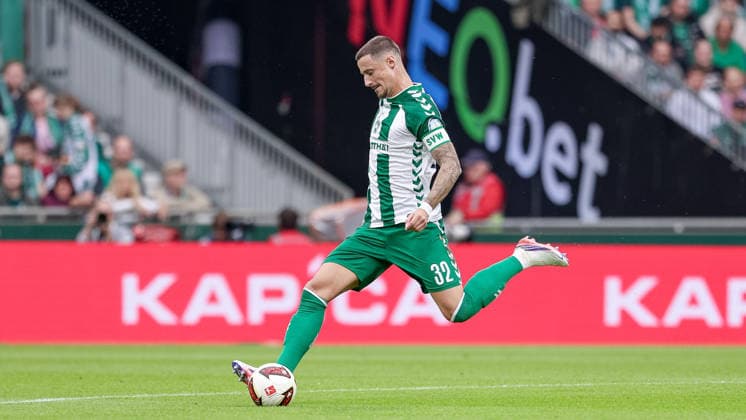 Marco Friedl (SV Werder Bremen, 32) am Ball, Freisteller, Einzelbild, Ganzkörper, Aktion, Action, Spielszene, DIE DFL-RICHTLINIEN UNTERSAGEN JEGLICHE NUTZUNG VON FOTOS ALS SEQUENZBILDER UND ODER VIDEOÄHNLICHE FOTOSTRECKEN. DFL REGULATIONS PROHIBIT ANY USE OF PHOTOGRAPHS AS IMAGE SEQUENCES AND OR QUASI-VIDEO., 19.09.2026, Bremen (Deutschland), Fussball, Bundesliga, SV Werder Bremen - FC Augsburg