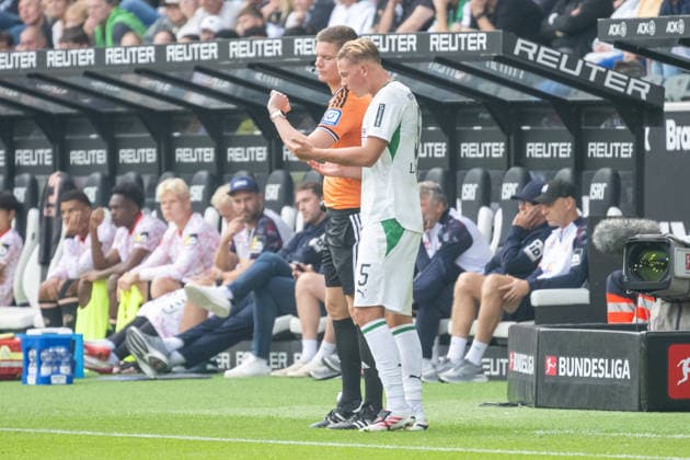 Jan Leszczynski (Borussia Moenchengladbach, 05) muss nach seiner Behandlung eine Minute warten. Borussia Moenchengladbach vs. 1. FSV Mainz 05, Fussball, 1. Bundesliga, 04. Spieltag, Saison 2026 2027, 19.09.2026 DFL DFB Regulations prohibit any use of Photographs as image sequences and or Quasivideo Borussia Moenchengladbach vs. 1. FSV Mainz 05, Fussball, 1. Bundesliga, 04. Spieltag, Saison 2026 2027, 19.09.2026 Moenchengladbach Copyright: xEibner-Pressefoto ThomasxHaeslerx EP_THR