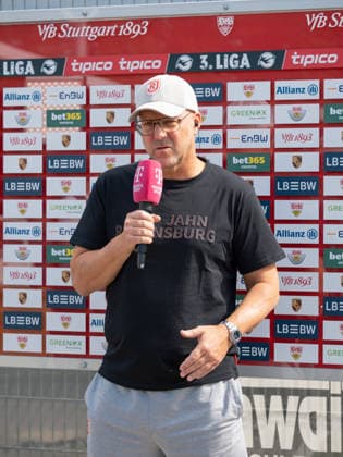 Interview: Trainer Sascha Hildmann (SSV Jahn Regensburg) am mikrofon, Statement Sponsorenwand Nachbericht Gestik Geste GER, Fussball, VfB Stuttgart II vs. SSV Jahn Regensburg, 3. Liga, 7. Spieltag, Saison 2026 2027, 19.09.2026 GER, Fussball, VfB Stuttgart II vs. SSV Jahn Regensburg, 3. Liga, 8. Spieltag, Saison 2026 2027, 19.09.2026 Leinfelden-Echterdingen Copyright: xCarstenxSchweringx EP_CSG