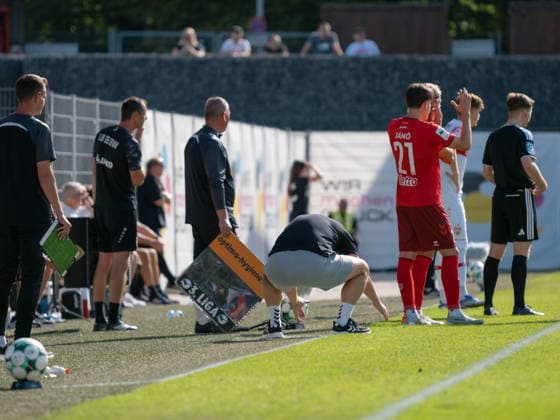 Trainer Sascha Hildmann (SSV Jahn Regensburg) verzweifelt an der Seitenlinie nach einer vergebenen Torchance, Frust Enttaeuschung Emotion Gestik Geste Coaching Mitleiden GER, Fussball, VfB Stuttgart II vs. SSV Jahn Regensburg, 3. Liga, 7. Spieltag, Saison 2026 2027, 19.09.2026 GER, Fussball, VfB Stuttgart II vs. SSV Jahn Regensburg, 3. Liga, 7. Spieltag, Saison 2026 2027, 19.09.2026 Aspach Copyright: xCarstenxSchweringx EP_CSG