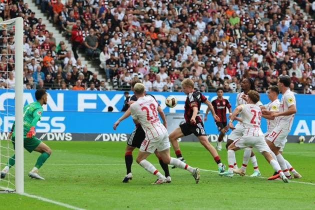 Tor zum 2:1 durch Jonathan Burkhardt, Jonathan Michael ãJonnyÒ Burkardt, Jonny Burkardt (Eintracht Frankfurt , Nr. 9) aus dem Gewusel vor dem Tor von Torwart Mio Backhaus (SC Freiburg, 1), Eintracht Frankfurt - SC Freiburg, Bundesliga, BL, Saison 2026 2027, 4. Spiel, 19.09.2026, Frankfurt Deutsche Bank Park Deutschland