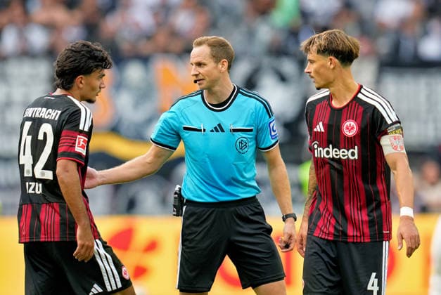 Soeren Storks (Schiedsrichter) diskutiert mit Can Uzun (Eintracht Frankfurt, 42) und Robin Koch (Eintracht Frankfurt, 4). GER, Eintracht Frankfurt vs SC Freiburg, 1. Bundesliga, 4. Spieltag, Saison 2026-27, Deutsche Bank Park, Frankfurt, 19.09.2026 DFL REGULATIONS PROHIBIT ANY USE OF PHOTOGRAPHS AS IMAGE SEQUENCES AND OR QUASI-VIDEO Eintracht Frankfurt vs SC Freiburg, 1. Bundesliga, 4. Spieltag, Saison 2026-27, 19.09.2026 Frankfurt am Main Copyright: xEibner-Pressefoto ScottxColemanx EP_SCN