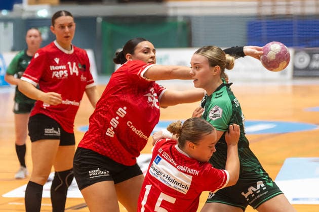 Zweikampf zwischen Patricia Nikolic (HSV Solingen Graefrath, 08), Dana Uhtes (HSV Solingen Graefrath, 15) und Julia Hertha (SG 09 Kirchhof, 18). HSV Solingen Graefrath 76 vs. SG 09 Kirchhof, Handball Frauen 2. Bundesliga, Alsco 2.HBL, 04. Spieltag, Saison 2026 2027, 19.09.2026 HSV Solingen Graefrath 76 vs. SG 09 Kirchhof, Handball Frauen 2. Bundesliga, Alsco 2. HBF, 04. Spieltag, Saison 2026 2027, 19.09.2026 Solingen Copyright: xEibner-Pressefoto ThomasxHaeslerx EP_THR