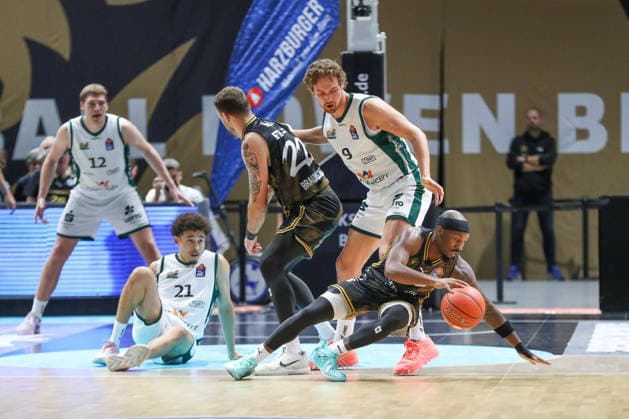 19.09.2026, xgox, Basketball - easyCredit BBL, Basketball Loewen Braunschweig - Gladitors Trier emspor, v.l. Felipe Haase Thiers (Braunschweig, 22), Marcp Hollersbacher (Trier, 9), Dejour Reaves (Braunschweig, 3) Zweikampf, Duell, Kampf, tackle Braunschweig