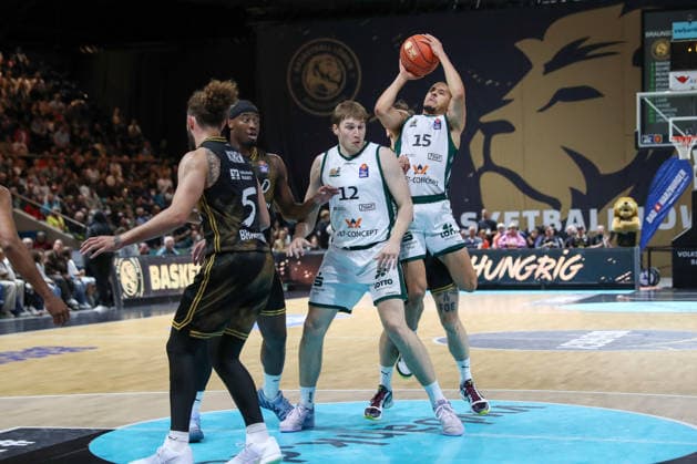 19.09.2026, xgox, Basketball - easyCredit BBL, Basketball Loewen Braunschweig - Gladitors Trier emspor, v.l. Zaba Bangala (Braunschweig, 0), Marten Linssen (Trier, 12), Jordan Roland (Trier, 15) Zweikampf, Duell, Kampf, tackle Braunschweig