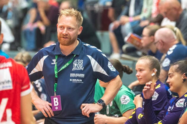 Christian Denk (SG 09 Kirchhof, Trainer) ist sehr nachdenklich. HSV Solingen Graefrath 76 vs. SG 09 Kirchhof, Handball Frauen 2. Bundesliga, Alsco 2.HBL, 04. Spieltag, Saison 2026 2027, 19.09.2026 HSV Solingen Graefrath 76 vs. SG 09 Kirchhof, Handball Frauen 2. Bundesliga, Alsco 2. HBF, 04. Spieltag, Saison 2026 2027, 19.09.2026 Solingen Copyright: xEibner-Pressefoto ThomasxHaeslerx EP_THR