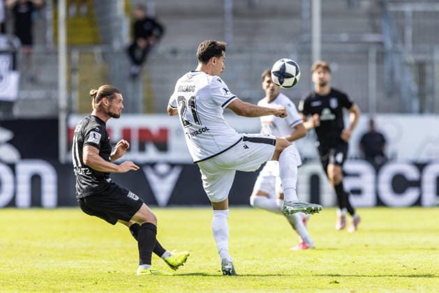 SV Sandhausen vs. SSV Ulm 1846 Fußball, Fussball, Regionalliga Südwest, 8. Spieltag, Stadion am Hardtwald Sandhausen 19.09.26 v.l. Dennis Chessa (SSV Ulm 1846 Fußball, 11), Mert Tasdelen (SV Sandhausen, 11) SV Sandhausen vs. SSV Ulm 1846 Fußball, Fussball, Regionalliga Südwest, 8. Spieltag, Stadion am Hardtwald Sandhausen 19.09.26 Foto: Lucca Fundel Sandhausen Stadion am Hardtwald Baden-Württemberg Deutschland