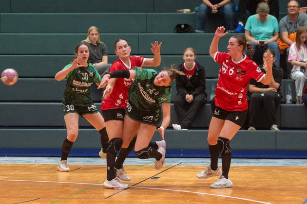 38sgk kommt gegen Nele Spengler (HSV Solingen Graefrath, 34) und Frida Heimann (HSV Solingen Graefrath, 06) zum Wurf. HSV Solingen Graefrath 76 vs. SG 09 Kirchhof, Handball Frauen 2. Bundesliga, Alsco 2.HBL, 04. Spieltag, Saison 2026 2027, 19.09.2026 HSV Solingen Graefrath 76 vs. SG 09 Kirchhof, Handball Frauen 2. Bundesliga, Alsco 2. HBF, 04. Spieltag, Saison 2026 2027, 19.09.2026 Solingen Copyright: xEibner-Pressefoto ThomasxHaeslerx EP_THR