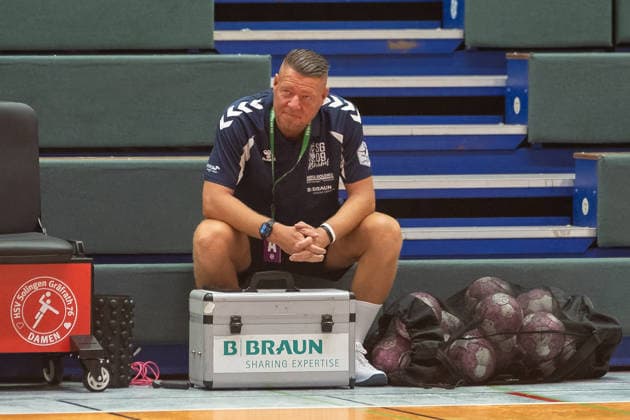 Stephan Nocke (SG 09 Kirchhof, Torwarttrainerainer) haelt es nicht mehr auf seinem Sitz. HSV Solingen Graefrath 76 vs. SG 09 Kirchhof, Handball Frauen 2. Bundesliga, Alsco 2.HBL, 04. Spieltag, Saison 2026 2027, 19.09.2026 HSV Solingen Graefrath 76 vs. SG 09 Kirchhof, Handball Frauen 2. Bundesliga, Alsco 2. HBF, 04. Spieltag, Saison 2026 2027, 19.09.2026 Solingen Copyright: xEibner-Pressefoto ThomasxHaeslerx EP_THR