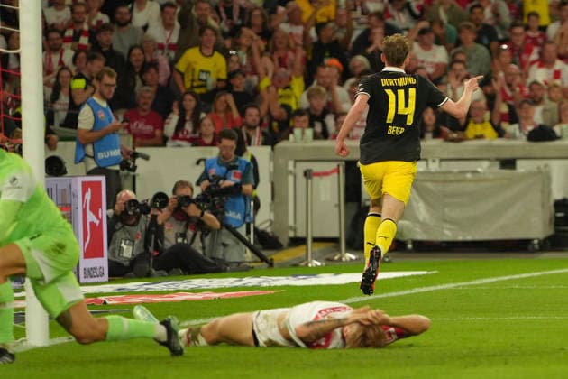 1. Bundesliga, , Meisterschaft4. Spieltag, 2026 2027, VFB Stuttgart vs. Borussia Dortmund, 19.09.2026, MHP Arena, Stuttgart, Germany, Maximilian BEIER Borussia Dortmund Mitte erzielt das 0 zu 1 für die Borussia Dortmund und jubelt, li. kommt Finn JELTSCH VFB Stuttgart zu spät, li. außen Torwart Fabian BREDLOW VFB Stuttgart ist machtlos Stuttgart MHP Arena Baden-Württemberg Germany Copyright: xGaetanoxDixRosax