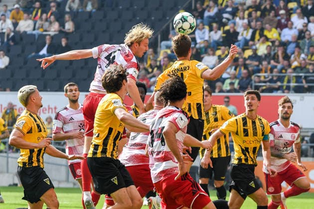 v.li.: Lukas Bornschein (Fortuna Düsseldorf, 4), Dylan Leonard (Alemannia Aachen, 4), Kopfball, header, Zweikampf in der Luft, Aktion, Action, 19.09.2026, Aachen (Deutschland), Fussball, 3. Liga, TSV Alemannia Aachen - Fortuna Düsseldorf, Fussball, 3. Liga, TSV Alemannia Aachen - Fortuna Düsseldorf, DFB DFL REGULATIONS PROHIBIT ANY USE OF PHOTOGRAPHS AS IMAGE SEQUENCES AND OR QUASI-VIDEO.