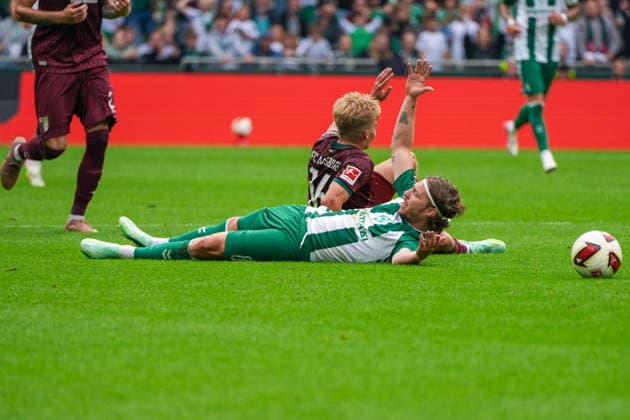Mitchell Weiser (Werder Bremen, 8) fordert einen Freistoß nach einem Foul von Hennes Behrens (FC Augsburg, 16), Gestik, Gesichtsausdruck, Mimik, Emotion, Deutschland: Fussball, Bundesliga, Saison 2026 27, 4. Spieltag, 19.09.2026, Werder Bremen vs FC Augsburg, Weserstadion (Bremen) Copyright: xLeonxFrickx