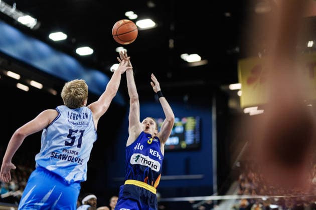 Adam Kunkel (PHOENIX HAGEN, 03), Bent Leuchten (ROSTOCK SEAWOLVES, 51), Rostock Seawolves vs. Phoenix Hagen, Basketball, BBL 2026 2027 easyCredit Basketball Bundesliga, 1. Spieltag, Spielzeit 2026 2027, 19.09.2026 Rostock Seawolves vs. Phoenix Hagen, Basketball, BBL 2026 2027 easyCredit Basketball Bundesliga, 1. Spieltag, Spielzeit 2026 2027, 19.09.2026 Groter Pohl Copyright: xEibner-Pressefoto DenverxEhrlichx EP_DEH