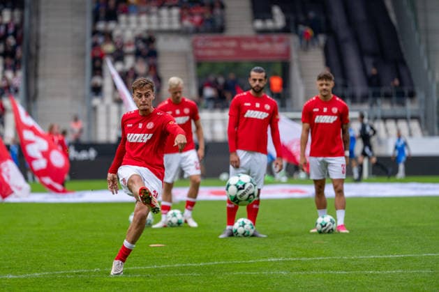 Marvin Obuz (Rot-Weiss Essen, 10) beim Torschuss beim aufwaermen Rot-Weiss Essen vs. FC Hansa Rostock, Fussball, 3.Liga, 7.Spieltag, Saison 2026 27, 20.09.2026, DFL REGULATIONS PROHIBIT ANY USE OF PHOTOGRAPHS AS IMAGE SEQUENCES AND OR QUASI-VIDEO, Rot-Weiss Essen vs. FC Hansa Rostcok, Fussball, 3.Liga, 7.Spieltag, Saison 2026 27, 20.09.2026 Essen Copyright: xEibner-Pressefoto LukasxBaldygax EP_LBA
