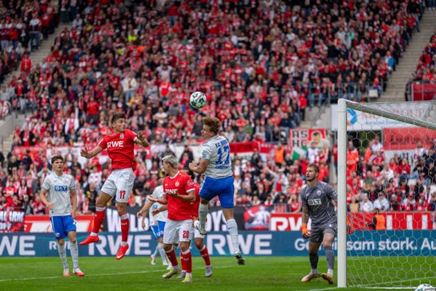 Florian Carstens (FC Hansa Rostock, 17) klaert per Kopf nach einer Flanke mit im Bild, Semir Telalovic (Rot-Weiss Essen, 17), Marek Janssen (Rot-Weiss Essen, 20) Luca Unbehaun (FC Hansa Rostock, 01) Rot-Weiss Essen vs. FC Hansa Rostock, Fussball, 3.Liga, 7.Spieltag, Saison 2026 27, 20.09.2026, DFL REGULATIONS PROHIBIT ANY USE OF PHOTOGRAPHS AS IMAGE SEQUENCES AND OR QUASI-VIDEO, Rot-Weiss Essen vs. FC Hansa Rostcok, Fussball, 3.Liga, 7.Spieltag, Saison 2026 27, 20.09.2026 Essen Copyright: xEibner-Pressefoto LukasxBaldygax EP_LBA