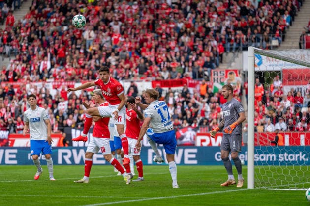 Florian Carstens (FC Hansa Rostock, 17) klaert per Kopf nach einer Flanke mit im Bild, Semir Telalovic (Rot-Weiss Essen, 17), Marek Janssen (Rot-Weiss Essen, 20) Luca Unbehaun (FC Hansa Rostock, 01) Rot-Weiss Essen vs. FC Hansa Rostock, Fussball, 3.Liga, 7.Spieltag, Saison 2026 27, 20.09.2026, DFL REGULATIONS PROHIBIT ANY USE OF PHOTOGRAPHS AS IMAGE SEQUENCES AND OR QUASI-VIDEO, Rot-Weiss Essen vs. FC Hansa Rostcok, Fussball, 3.Liga, 7.Spieltag, Saison 2026 27, 20.09.2026 Essen Copyright: xEibner-Pressefoto LukasxBaldygax EP_LBA