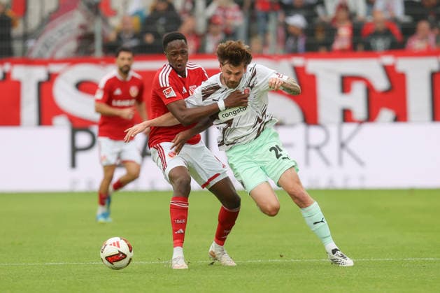 20.09.2026, xtgx, Fussball 2. Bundesliga, FC Energie Cottbus - FC St. Pauli, v.l. King Manu (Cottbus, 2), Connor Metcalfe (St. Pauli, 24) Zweikampf, Duell, Kampf, tackle (DFL DFB REGULATIONS PROHIBIT ANY USE OF PHOTOGRAPHS as IMAGE SEQUENCES and or QUASI-VIDEO) Cottbus