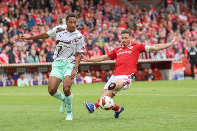 20.09.2026, xtgx, Fussball 2. Bundesliga, FC Energie Cottbus - FC St. Pauli, v.l. Youssoupha Niang (St. Pauli, 7), Axel Borgmann (Cottbus, 20) Zweikampf, Duell, Kampf, tackle (DFL DFB REGULATIONS PROHIBIT ANY USE OF PHOTOGRAPHS as IMAGE SEQUENCES and or QUASI-VIDEO) Cottbus