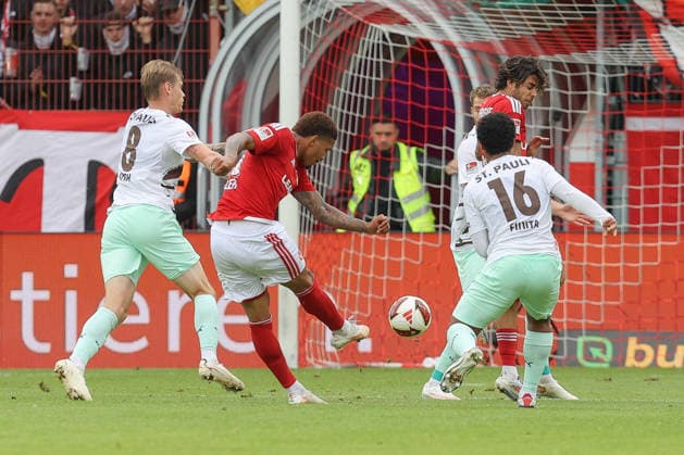 20.09.2026, xtgx, Fussball 2. Bundesliga, FC Energie Cottbus - FC St. Pauli, v.l. Justin Butler (Cottbus, 31) schiesst Tor, schießt, Torschuetze, erzielt Tor, Treffer, scores the goal 1:-0 (DFL DFB REGULATIONS PROHIBIT ANY USE OF PHOTOGRAPHS as IMAGE SEQUENCES and or QUASI-VIDEO) Cottbus