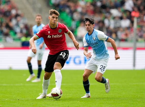 Franz Roggow (Hannover 96, 13) gegen Charlie Patino (VfL Bochum 1848, 28) GER, Hannover 96 vs VfL Bochum 1848, 2. Bundesliga, 6. Spieltag, Saison 2026-27, Heinz von Heiden Arena, Hannover, 20.09.2026 DFL REGULATIONS PROHIBIT ANY USE OF PHOTOGRAPHS AS IMAGE SEQUENCES AND OR QUASI-VIDEO Hannover 96 vs VfL Bochum 1848, 2. Bundesliga, 6. Spieltag, Saison 2026-27, 20.09.2026 Hannover Copyright: xEibner-Pressefoto ScottxColemanx EP_SCN