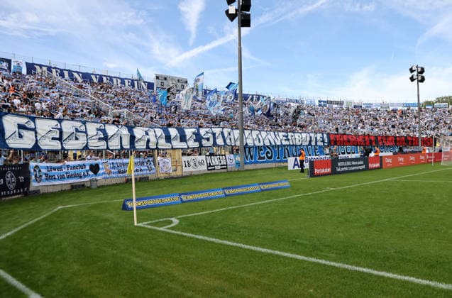 Fussball, Herren, Regionalliga Bayern, Saison 2026 2027, TSV 1860 München - 1.FC Nürnberg II, Grünwalder Stadion Banner in der Westkurve, Gegen alle Stadionverbote, Freiheit für Ultras, Botschaft, Ultras, TSV 1860 München