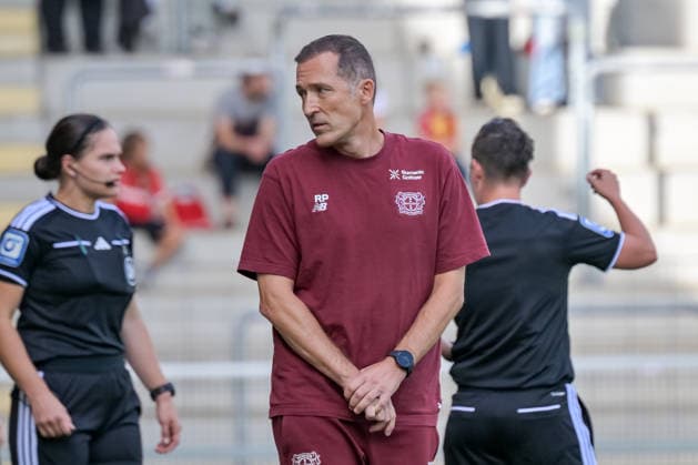 Roberto Paetzold (Bayer 04 Leverkusen Frauen, Trainer) mit Emotion. GER, SC Freiburg vs Bayer 04 Leverkusen, Frauen-Fussball, Bundesliga, 5. Spieltag, Saison 2026 2027, 20.09.2026 DFB REGULATIONS PROHIBIT ANY USE OF PHOTOGRAPHS AS IMAGE SEQUENCES AND OR QUASI-VIDEO GER, SC Freiburg vs Bayer 04 Leverkusen, Frauen-Fussball, Bundesliga, 5. Spieltag, Saison 2026 2027, 20.09.2026 Freiburg Copyright: xEibner-Pressefotox EP_THS